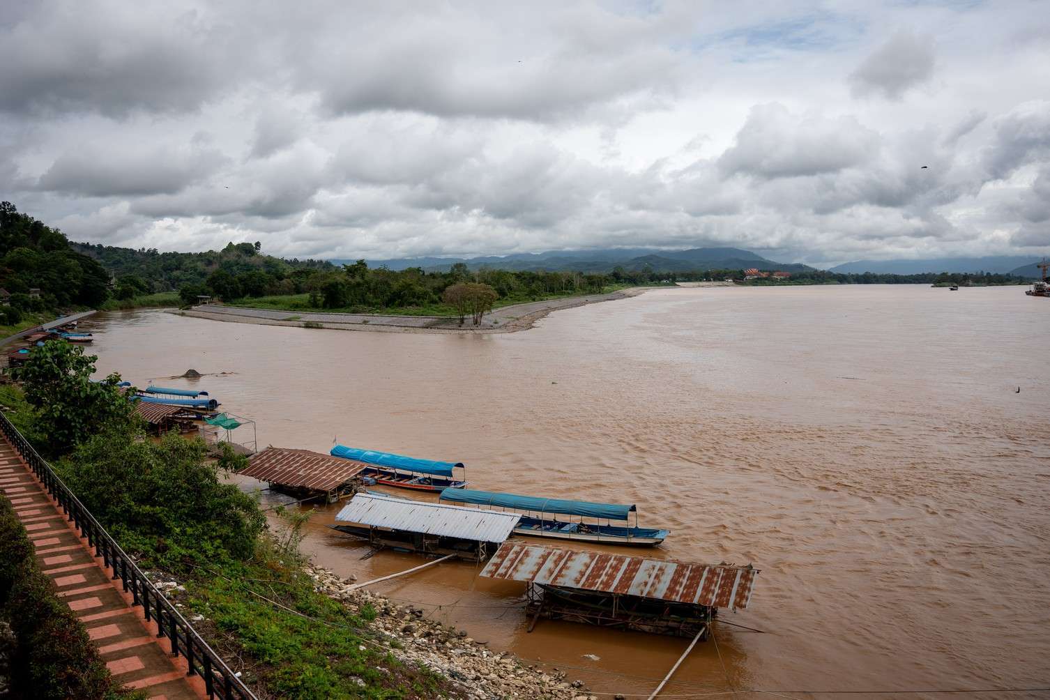 La confluenza del fiume Ruak, che scende dalle montagne dello Stato Shan, in Myanmar, con il Mekong, nel Triangolo d’Oro. Foto Fabio Polese.