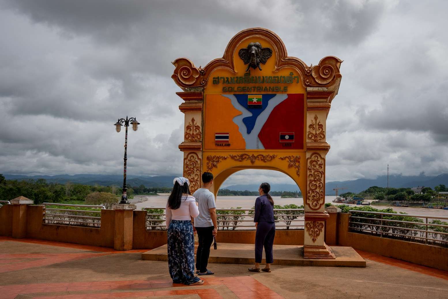 Turisti davanti al monumento del Triangolo d’Oro a Sop Ruak, dove si incontrano Thailandia, Laos e Myanmar. Foto Fabio Polese.