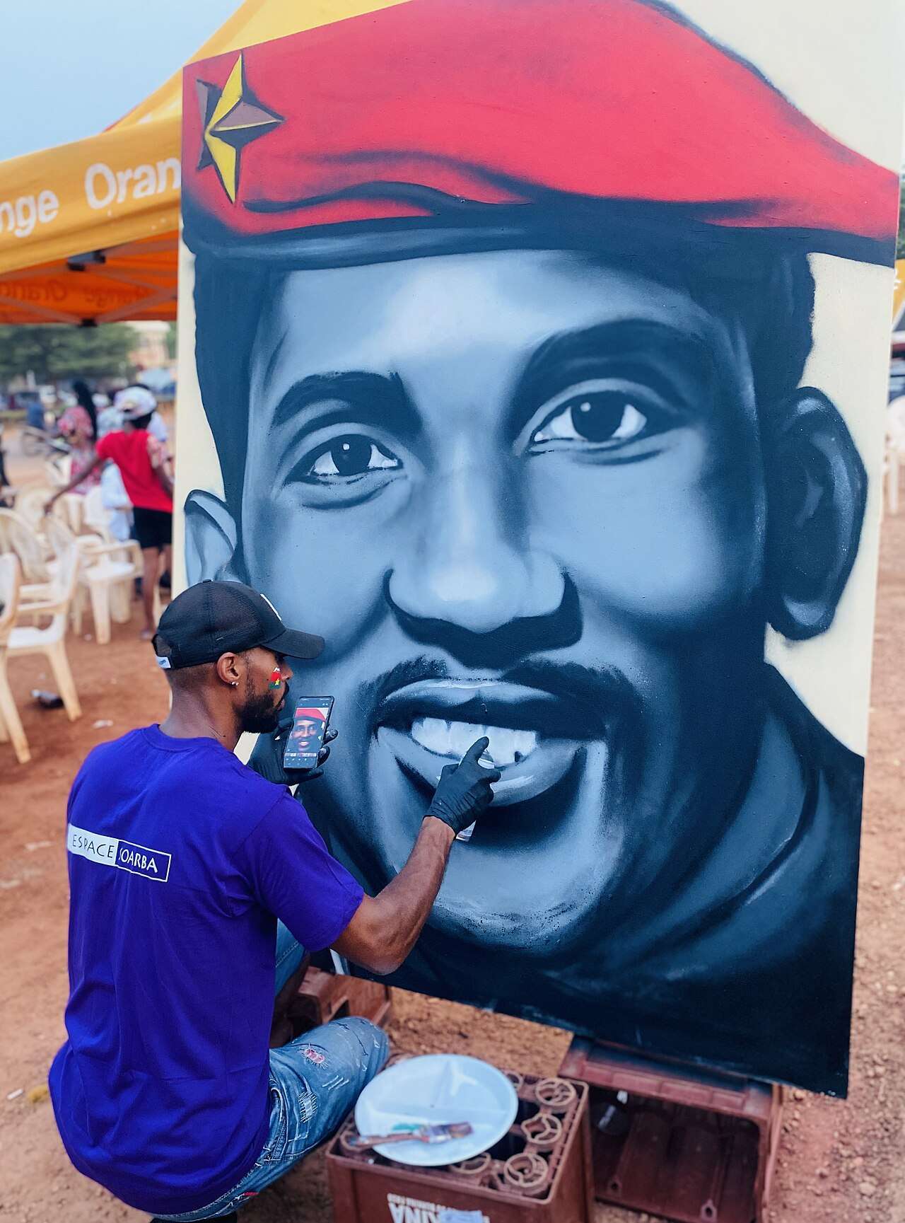 «Invité à Ma Ville en Peinture, il a décidé de reproduire le portrait de Thomas Sankara qui fut son premier portrait lorsqu’il débutait en peinture.», foto di Adepo Nicolas. Wikimedia Commons. Licenza: CC0 1.0