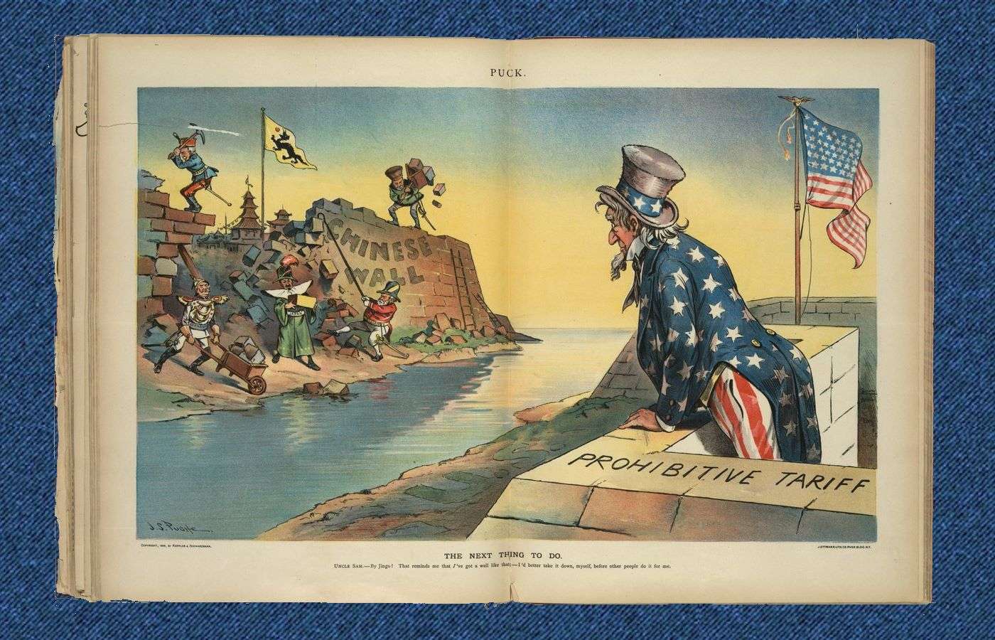 «The Next Thing to Do», vignetta di J.S. Pughe pubblicata su Puck nel 1898, mostra lo Zio Sam in cima al «Muro dei dazi proibitivi», mentre osserva le potenze europee e il Giappone intenti ad abbattere le barriere commerciali cinesi. Foto Public Domain.